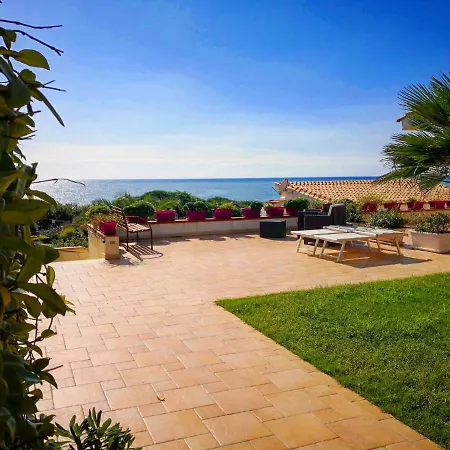 Travelliving - Ida, Beachfront Apartment